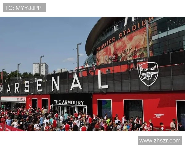 足球巨星邂逅美丽佳人瞬间引发社交网络热议，球场外的温馨互动成焦点